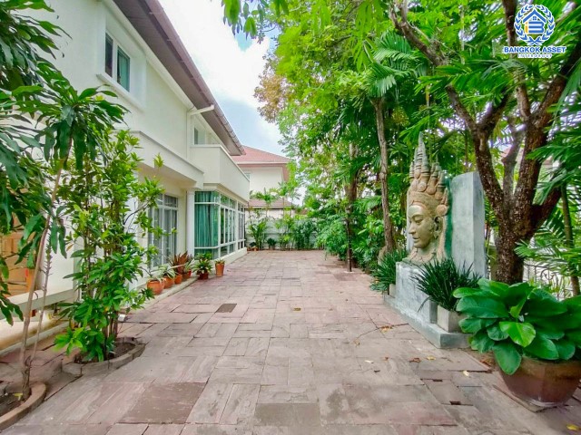 *****บ้านเดี่ยวมือสองย่านกรุงเทพฯ ม.เอ็นริช พาร์ค กาญจนาภิเษก หลังมุม เนื้อที่กว้างเกือบ 263 ตร.ว. ฟังก์ชัน 3 ห้องนอน 4 ห้องน้ำ ที่จอดรถ 4 คัน บ้านหลังใหญ่ ตกแต่งพร้อมอยู่ พื้นที่รอบบ้านกว้างขวาง โครงการอยู่ติดถนนกาญจนาภิเษก เดินทางสะดวกด้วยรถไฟฟฟ้าสายสีน้ำเงิน "สถานีหลักสอง" จองเลย!